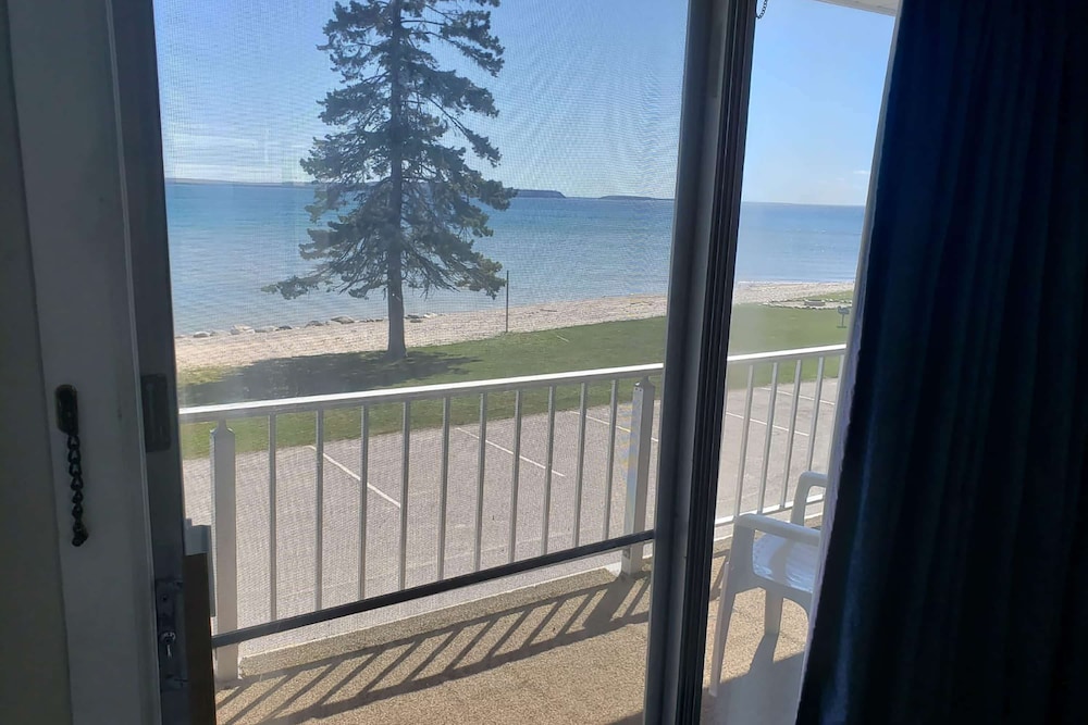 Days Inn Suites By Wyndham St Ignace Lakefront 42/50