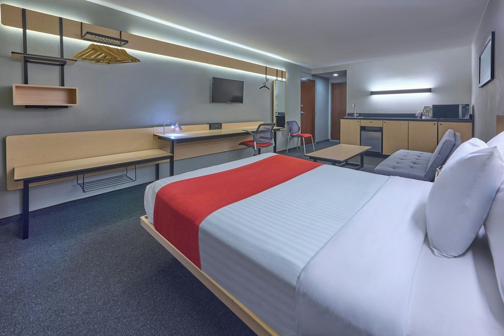 Superior, Queen Bed, Sofa