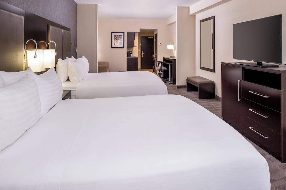Suite, 2 Queen Beds, Accessible