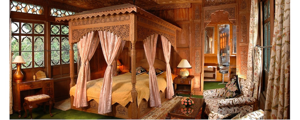 WelcomHeritage Gurkha Houseboats 13/35