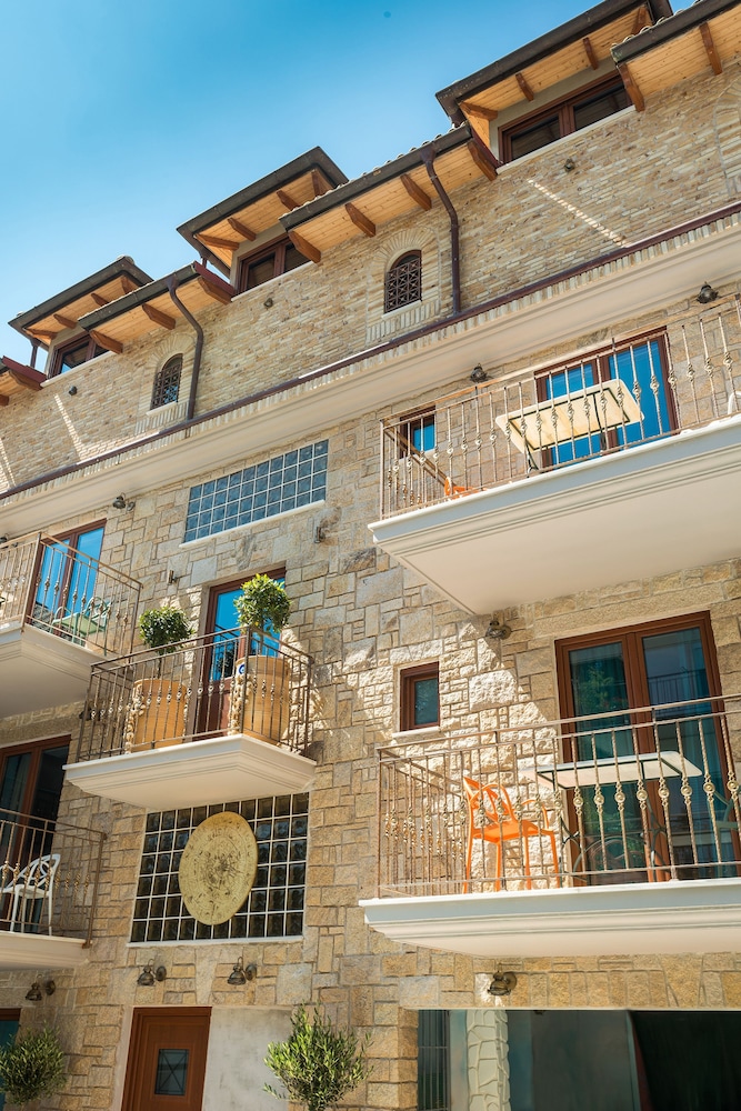 Leda Suites 2/50