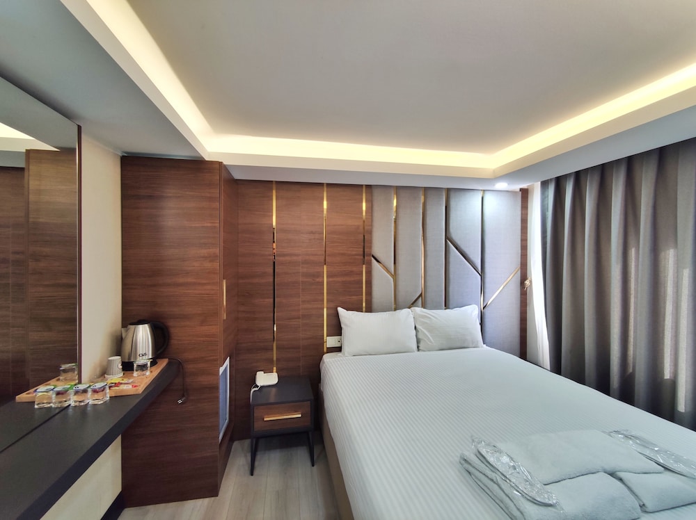 The Golden Pera's Hotel 12/50