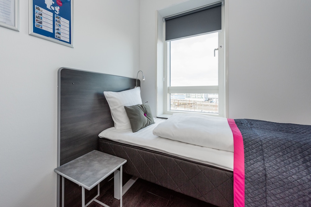 STUDIO, SINGLE BED, KITCHENETTE