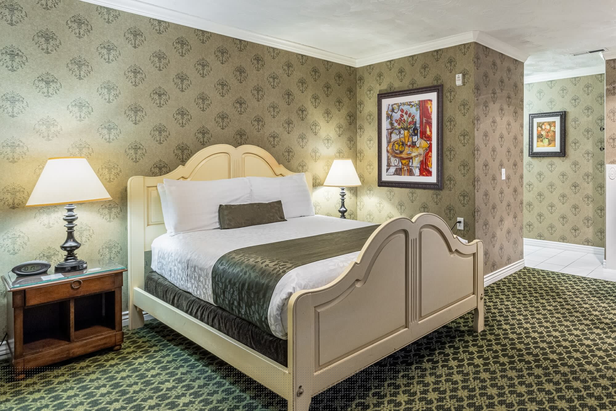 Supreme, Queen Bed, Hot Tub