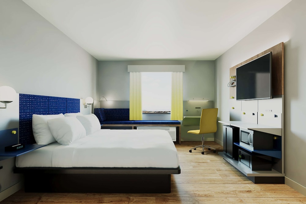 ROOM, KING BED