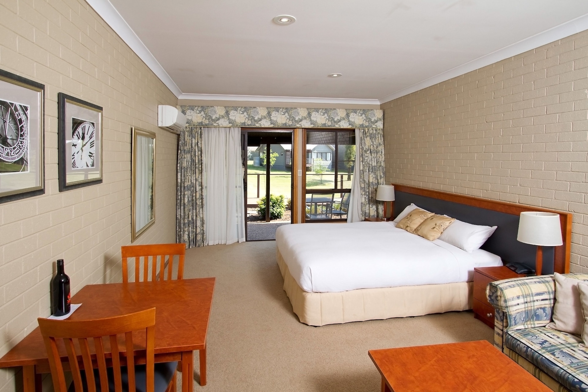 Lodge, King Bed, Sofa