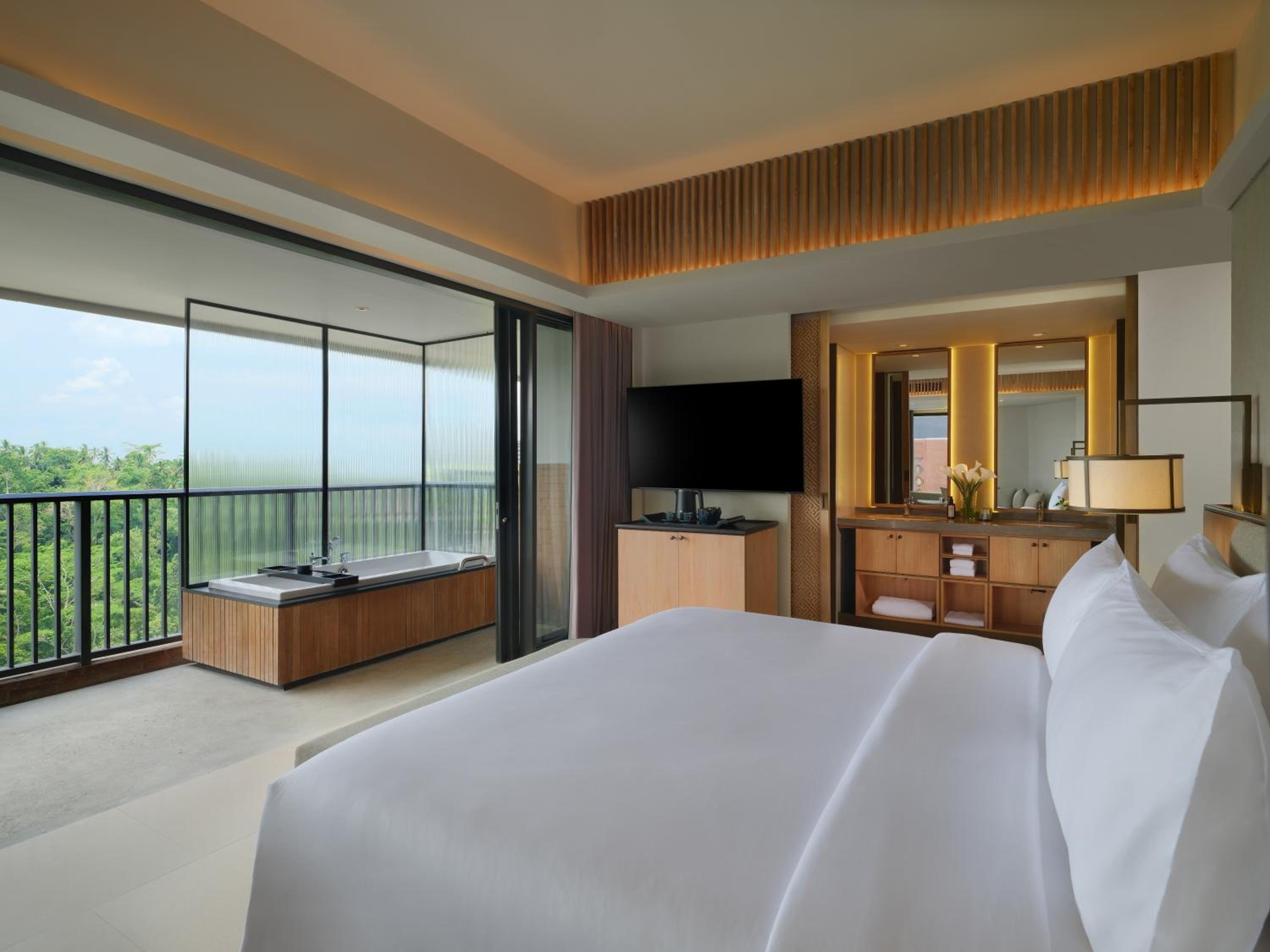 GRAND, DELUXE, KING BED, FOREST VIEW, BALCONY
