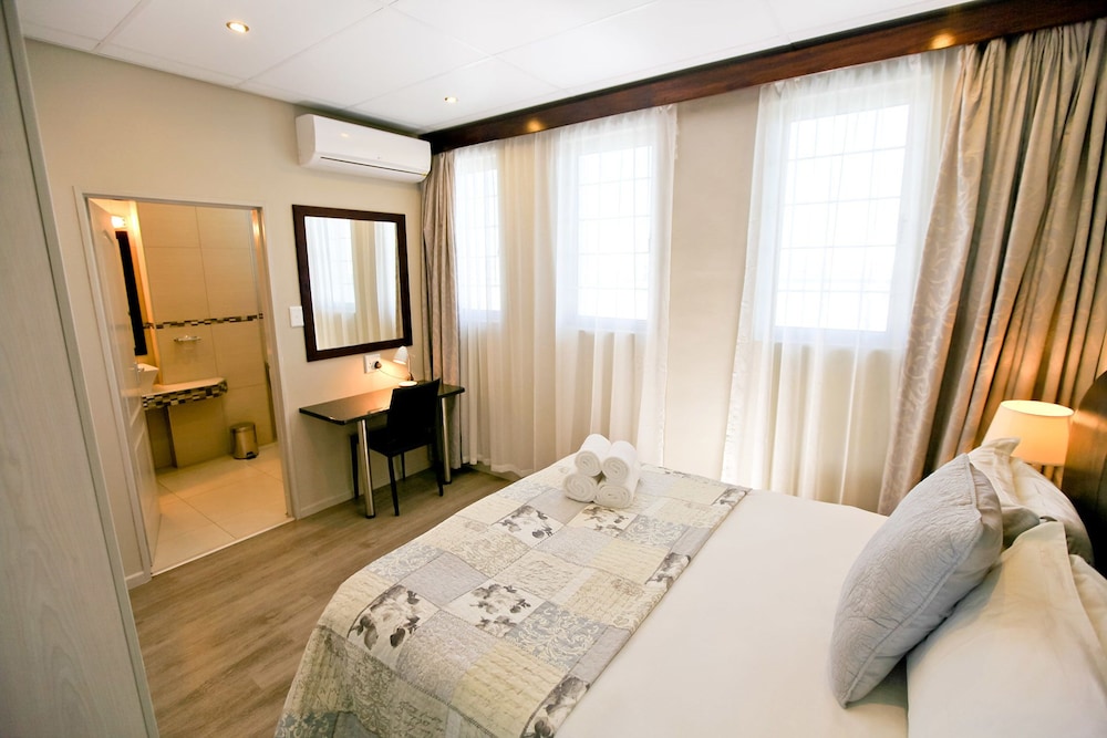 Hillside Executive Accommodation 16/59