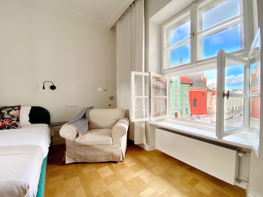 Luxury Mint Apartments Main Square 12/50