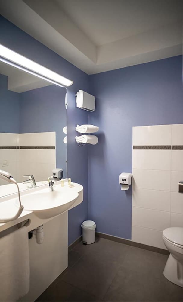 ACE Hotel Paris Sud Villabe 48/49