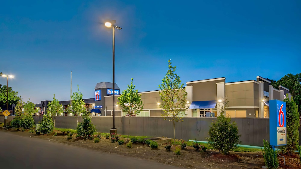 Motel6 Louisville, KY - Airport - Fair Expo 21/26