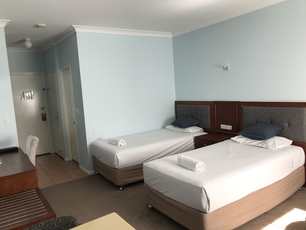 SPRINGWOOD MOTOR INN 13/50