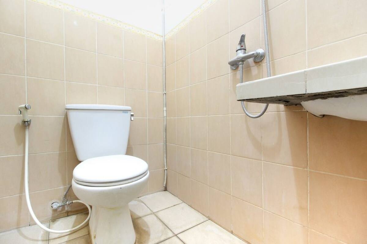 RedDoorz Plus @ Karebosi Area 2 (RedDoorz - Hotel Crown Inn) 28/28