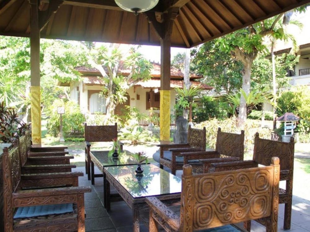BESAKIH BEACH HOTEL 35/67