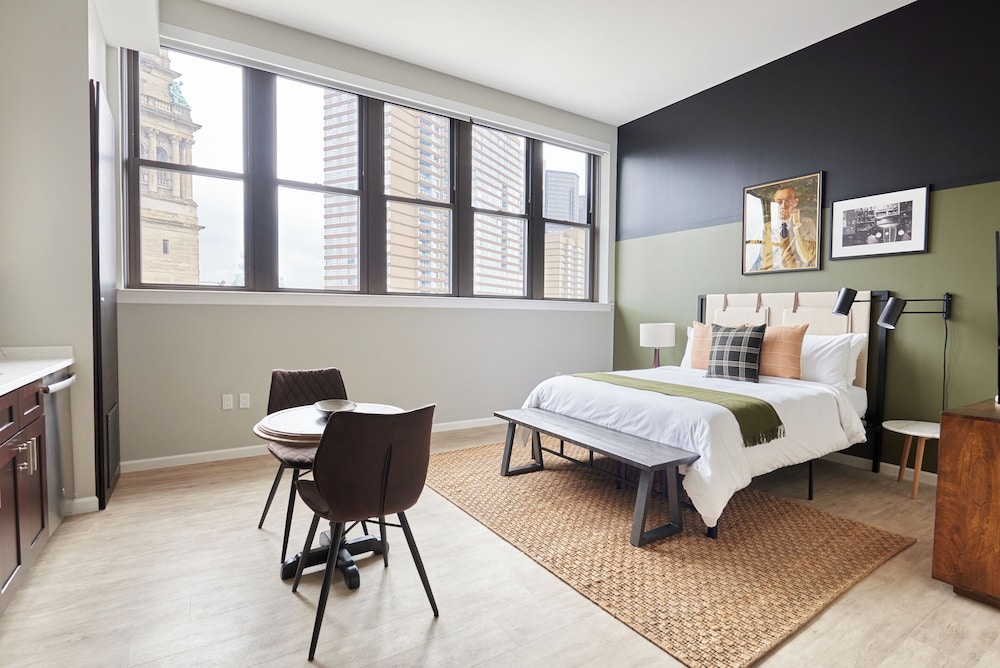 DELUXE, STUDIO, QUEEN BED, CITY VIEW