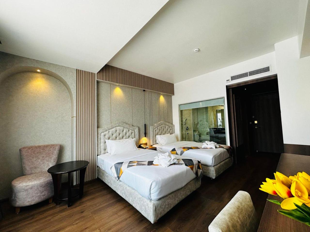 DELUXE, TWIN BEDS