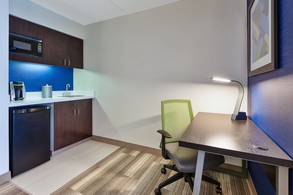 Holiday Inn Express Suites Blackburg University Area 56/74