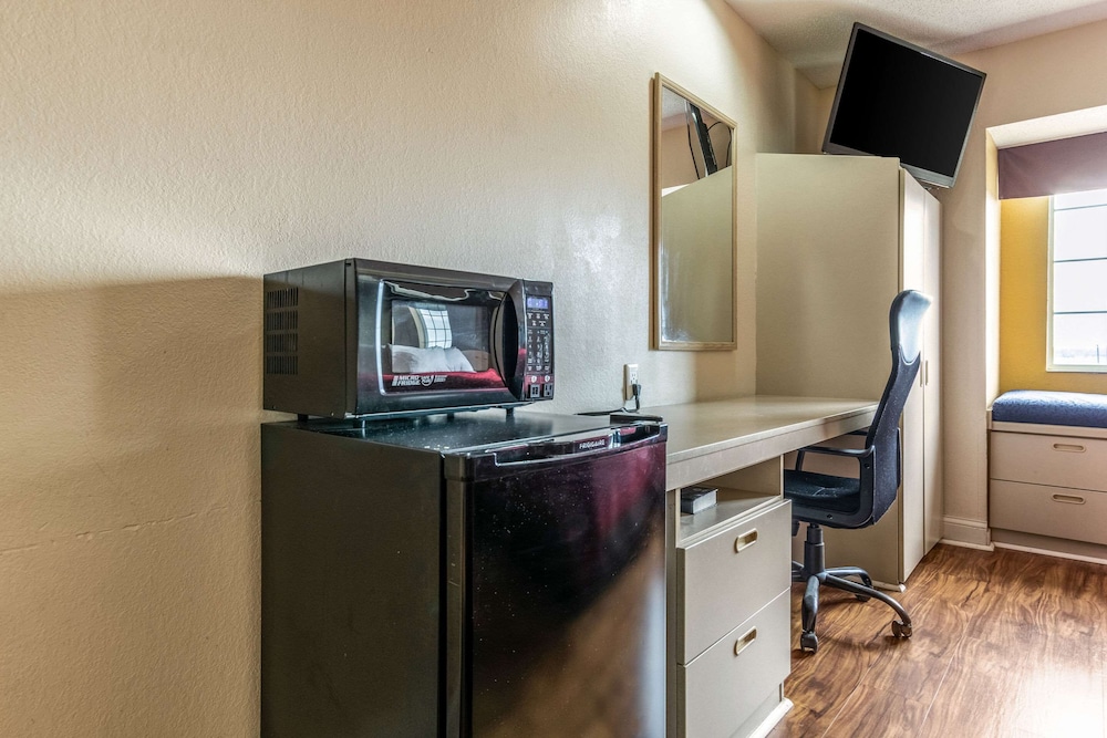 Econo Lodge Inn & Suites Evansville East 36/40