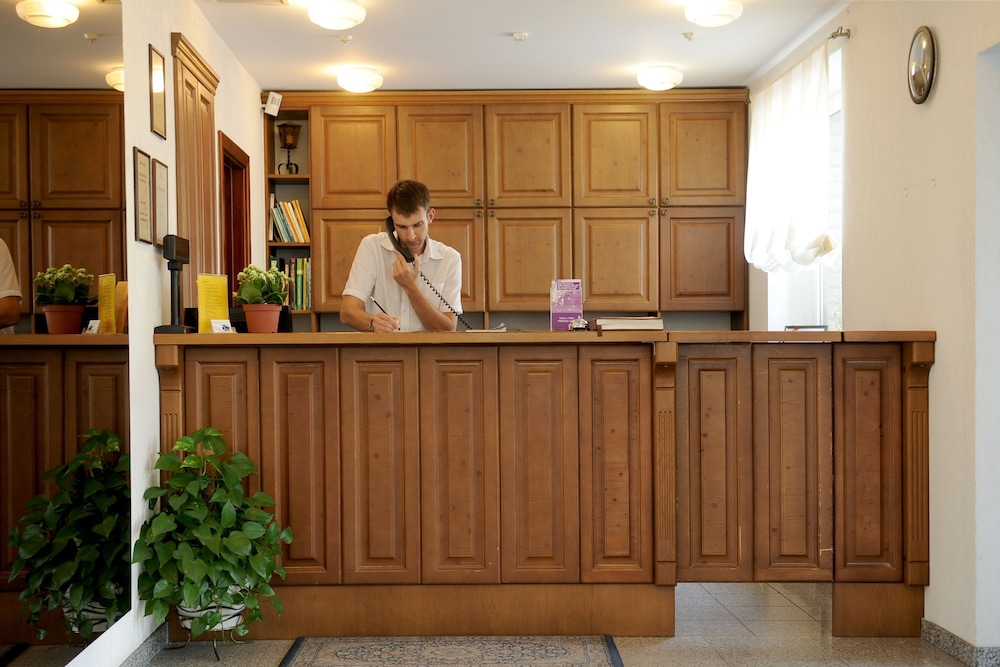 AMICUS HOTEL 4/42