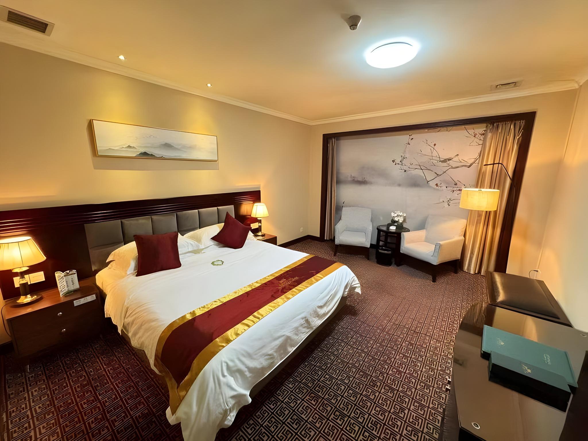 Deluxe, Queen Bed, No Window