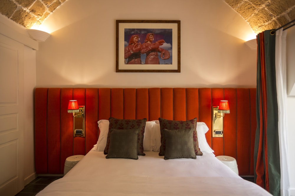 DELUXE