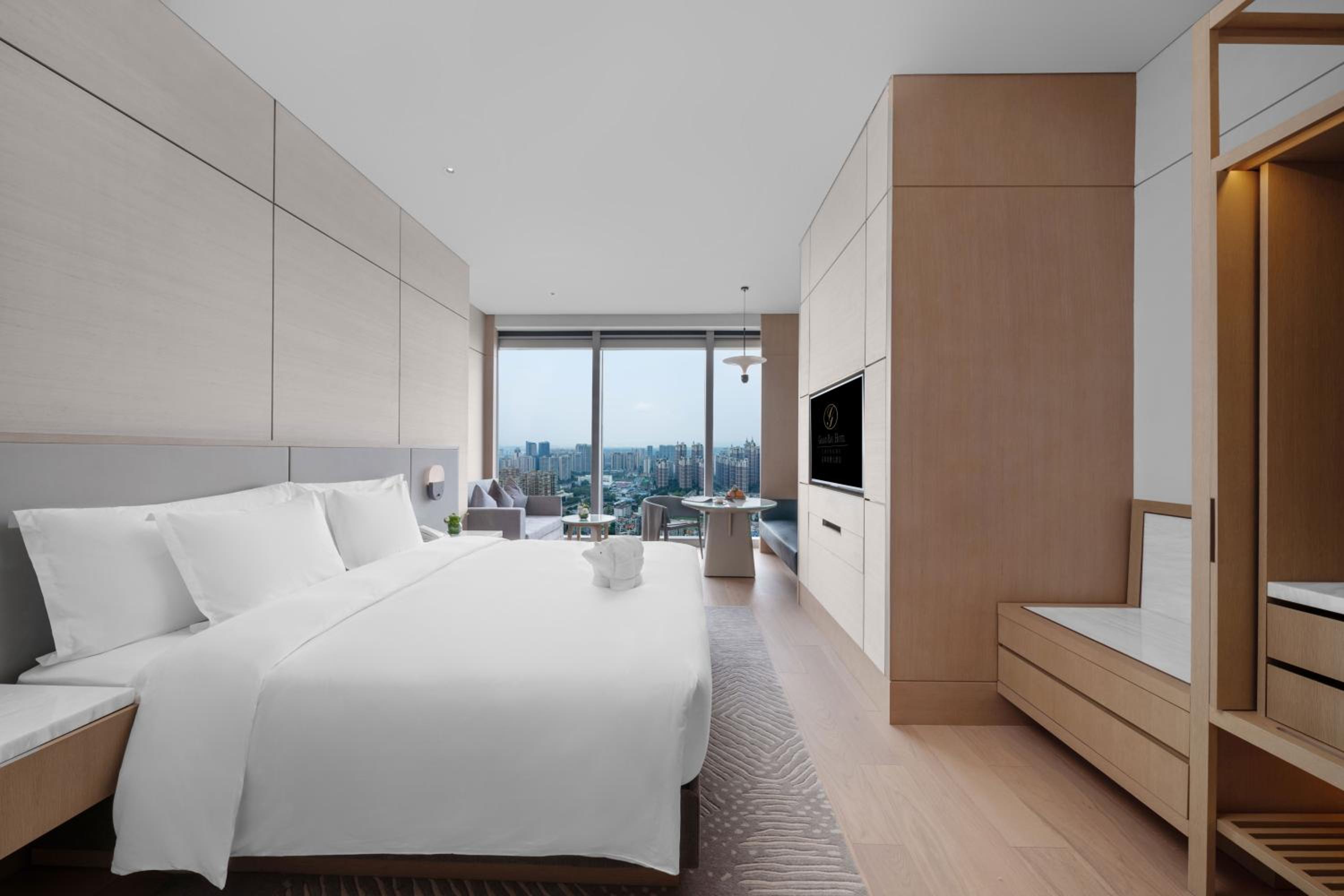 CITY VIEW DELUXE KING ROOM