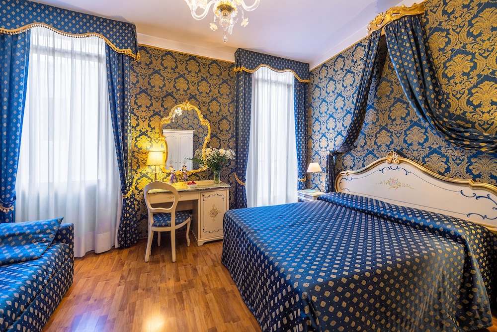 DELUXE, DOUBLE BED, CANAL VIEW, BALCONY