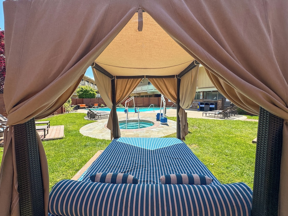 The Lodge At Tiburon 59/66