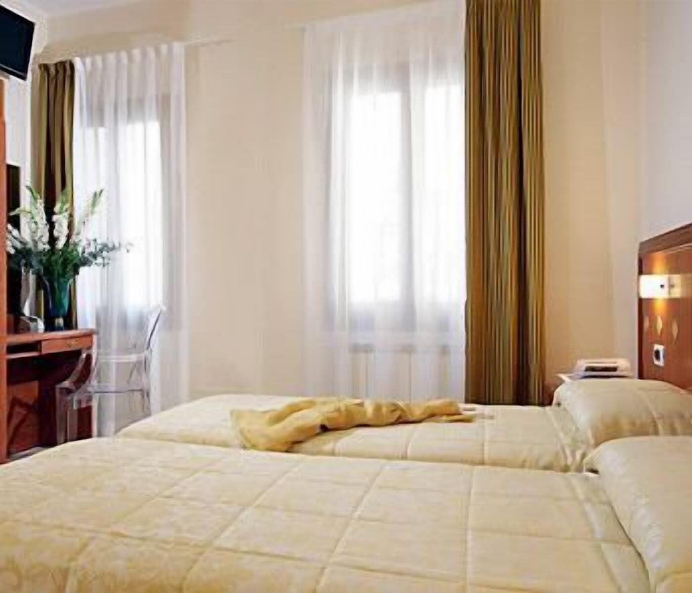 ROOM, TRIPLE