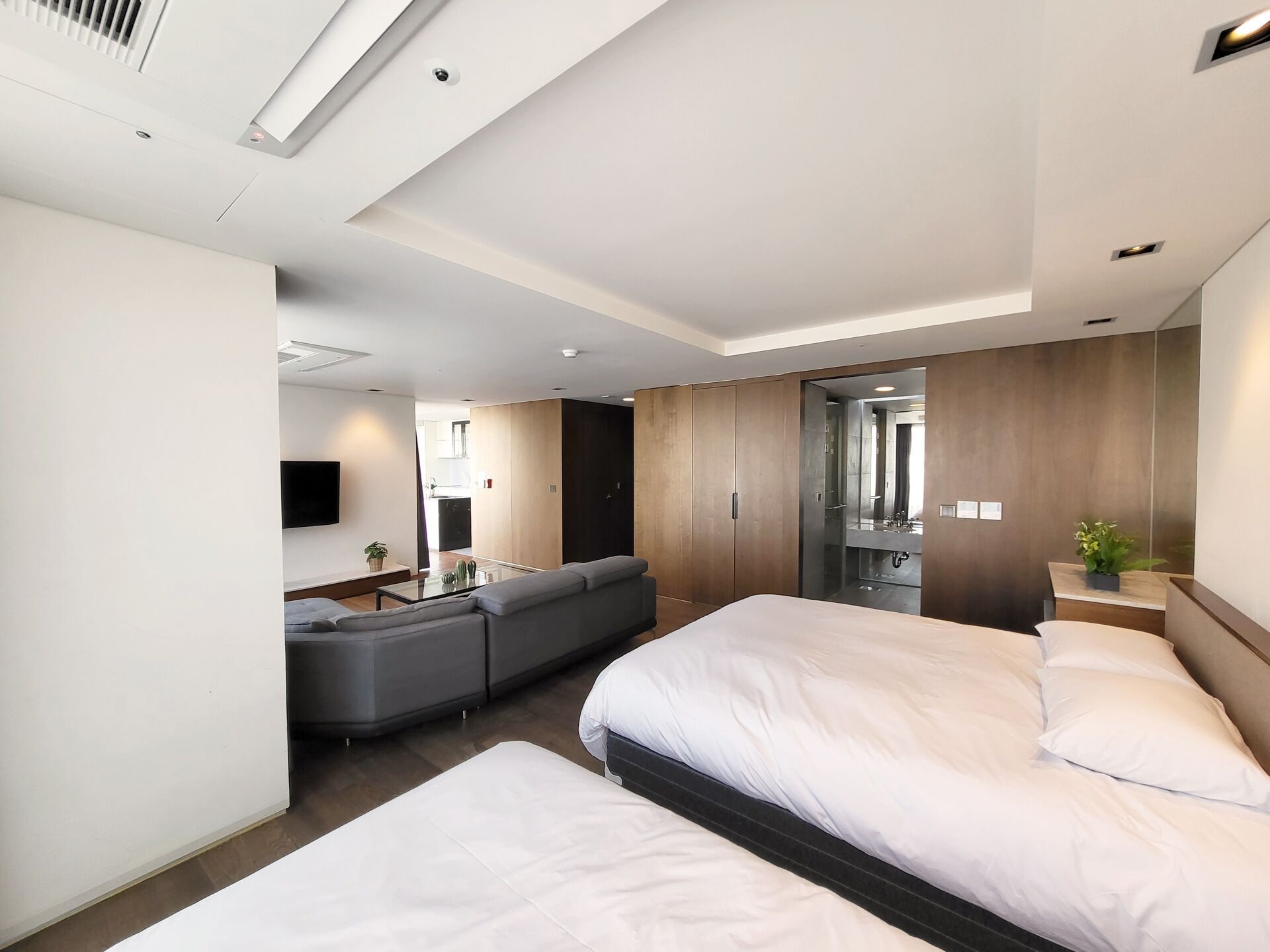 PENTHOUSE, TOP FLOOR