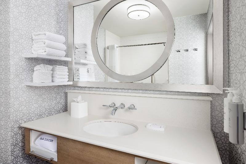 غرفة بسرير مزدوج، Hampton Inn & Suites Napa 2/2