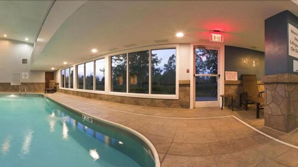 Holiday Inn Express Hotel Suites Bedford 28/53