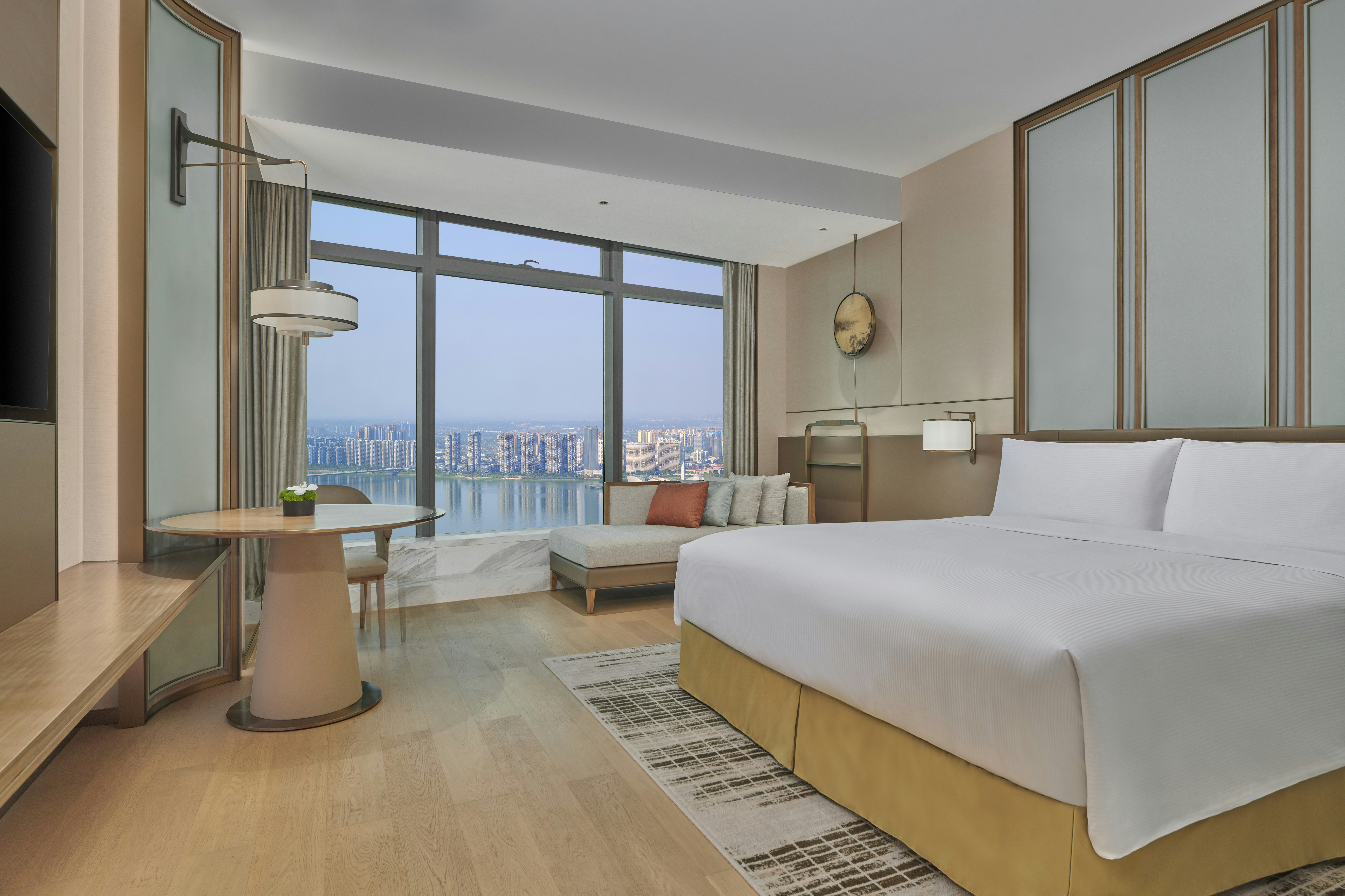 EXECUTIVE, KING BED, RIVER VIEW