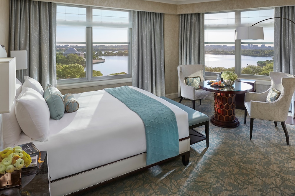 PREMIER, KING BED, WATER VIEW