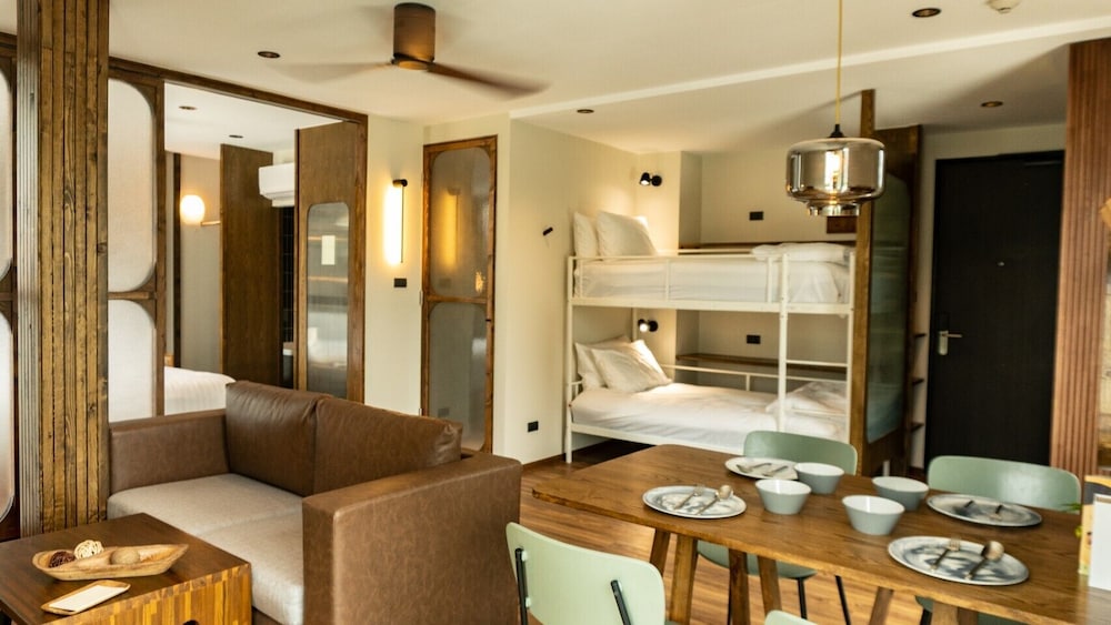 Karaarom Hotel 46/50