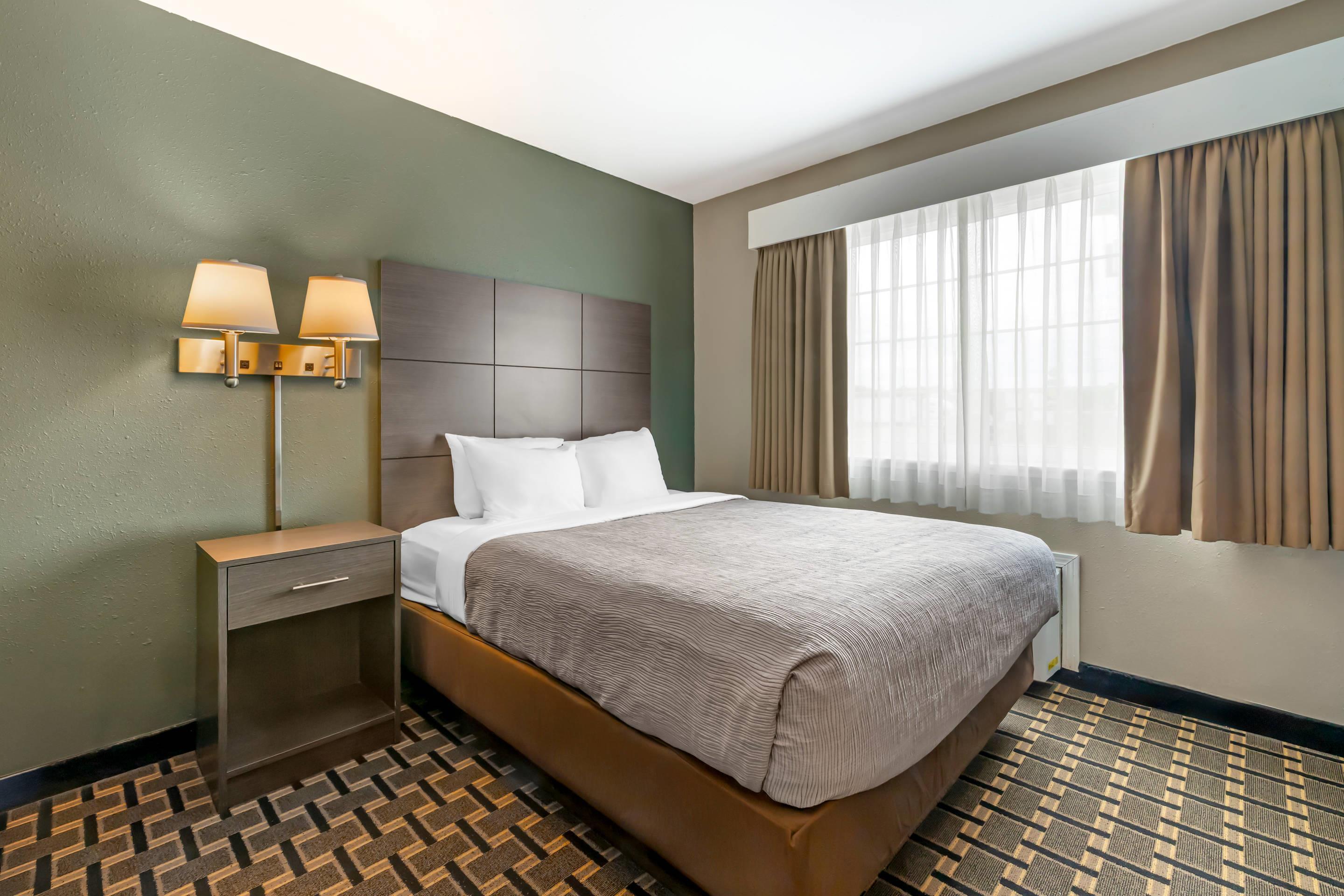 Room, Queen Bed, Quality Inn Mauston I-90 7/7