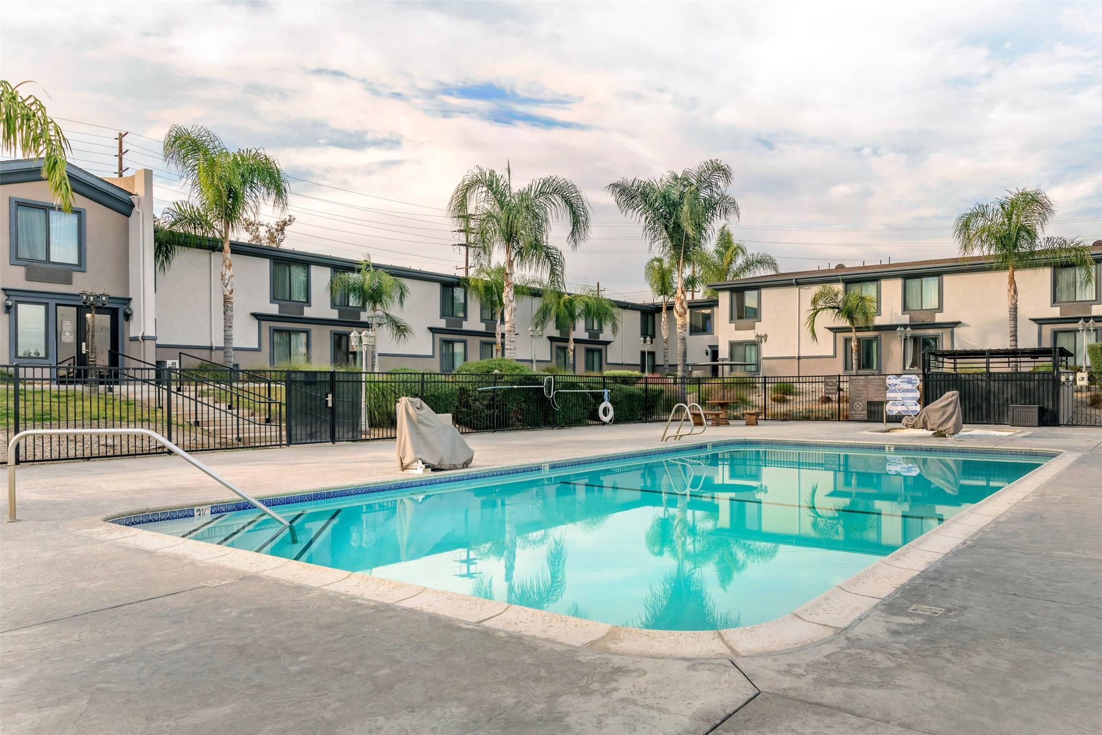 Comfort Inn & Suites San Bernardino 1/16