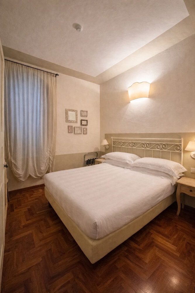 Standard, Queen Bed, Partial View