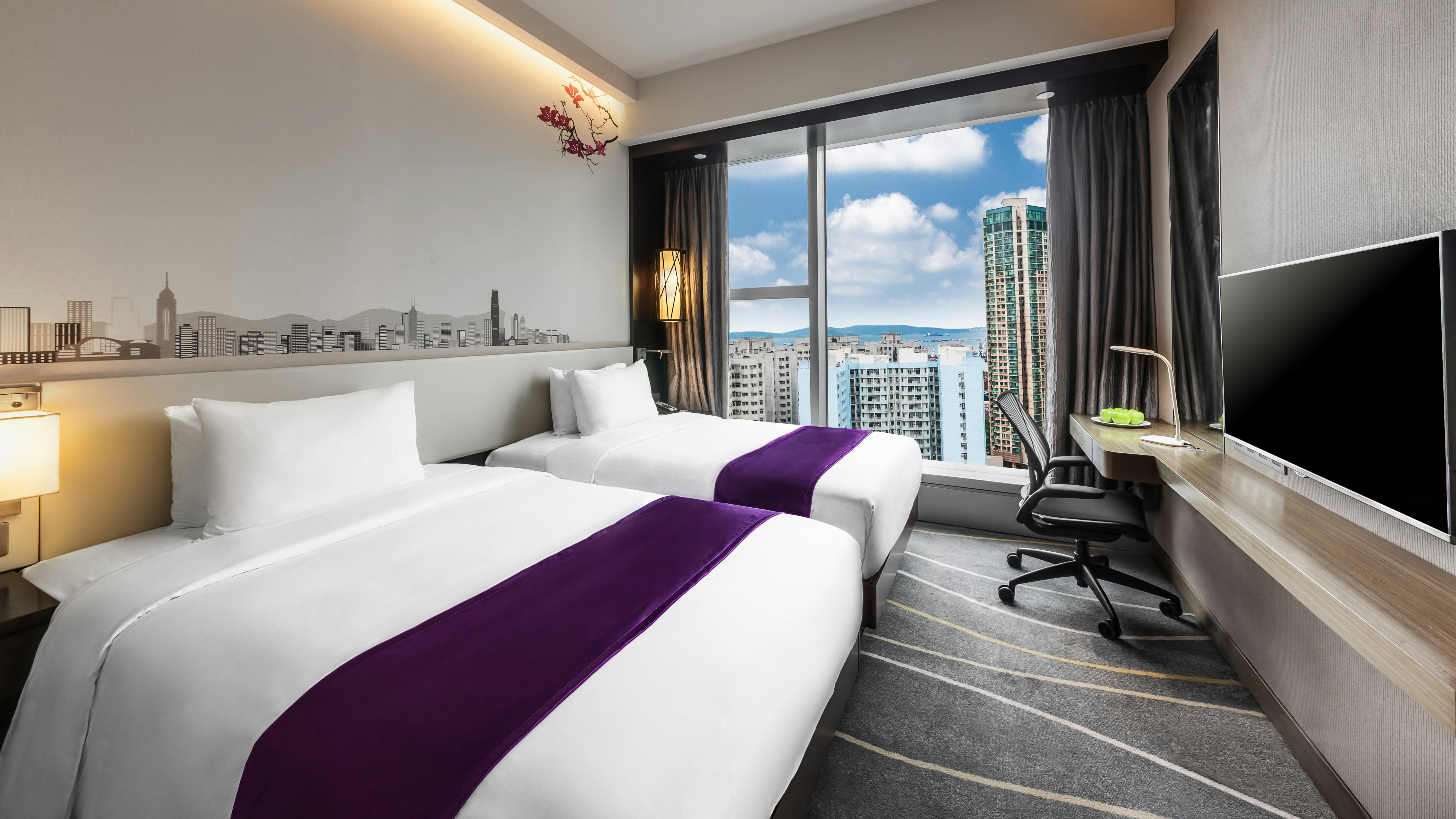 غرفة ديلوكس بسريرين منفصلين بإطلالة على المرفأ، Hilton Garden Inn Hong Kong Mongkok 2/4