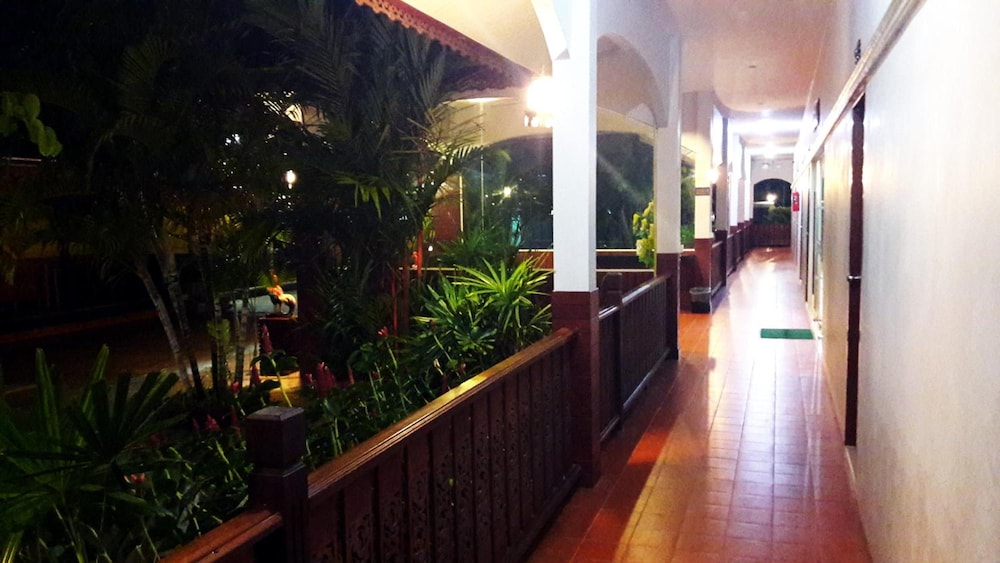 Khum Nakhon Hotel 41/47