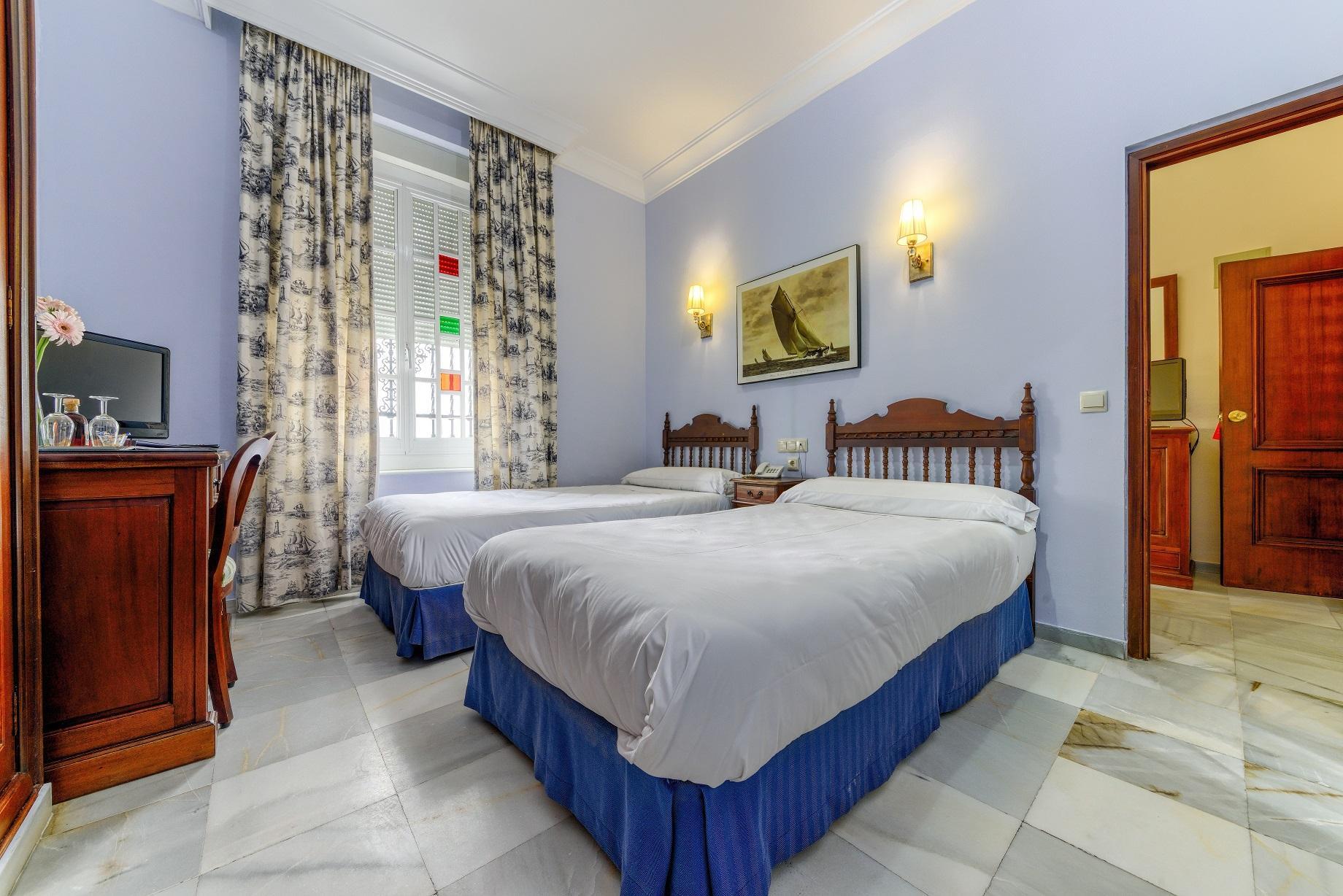 Room, Triple, Twin Beds, Sofa