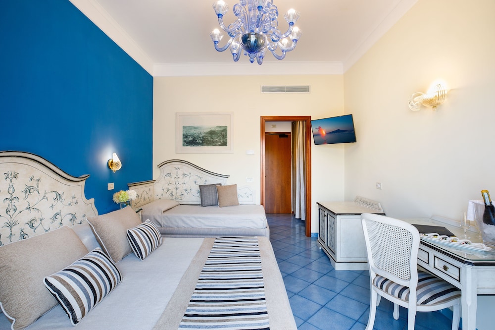 ROOM, TRIPLE, BALCONY