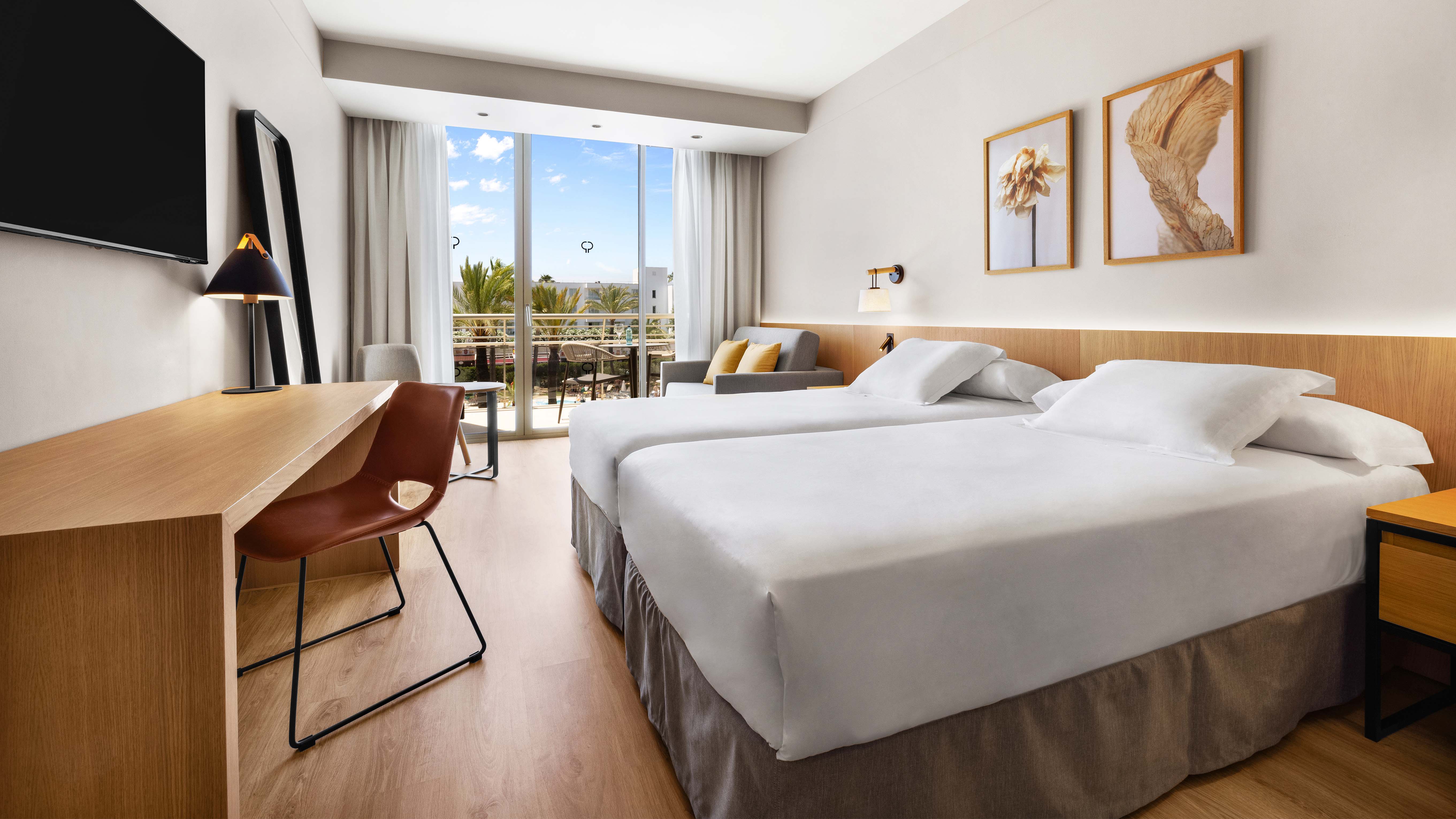غرفة بشرفة مفردة بسرير مزدوج
