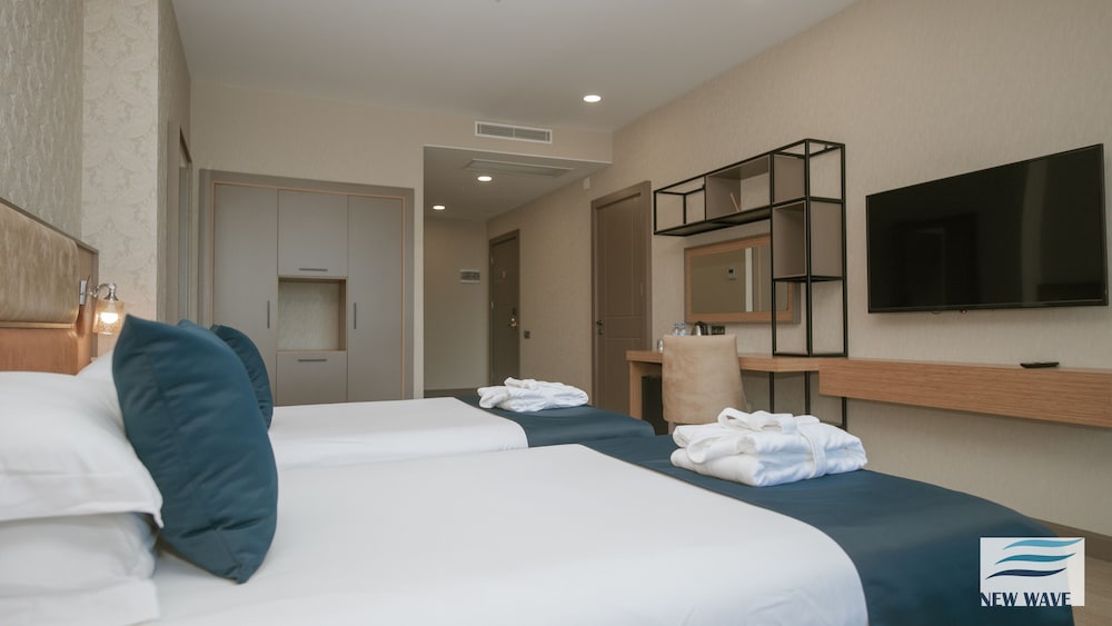 New Wave Hotel 19/48
