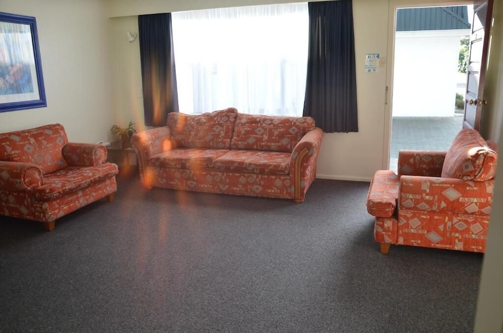 Queens Park Motels 32/60