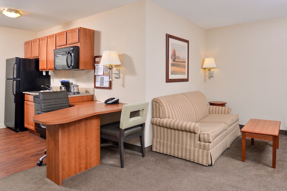 Candlewood Suites Lafayette- River Ranch 32/58