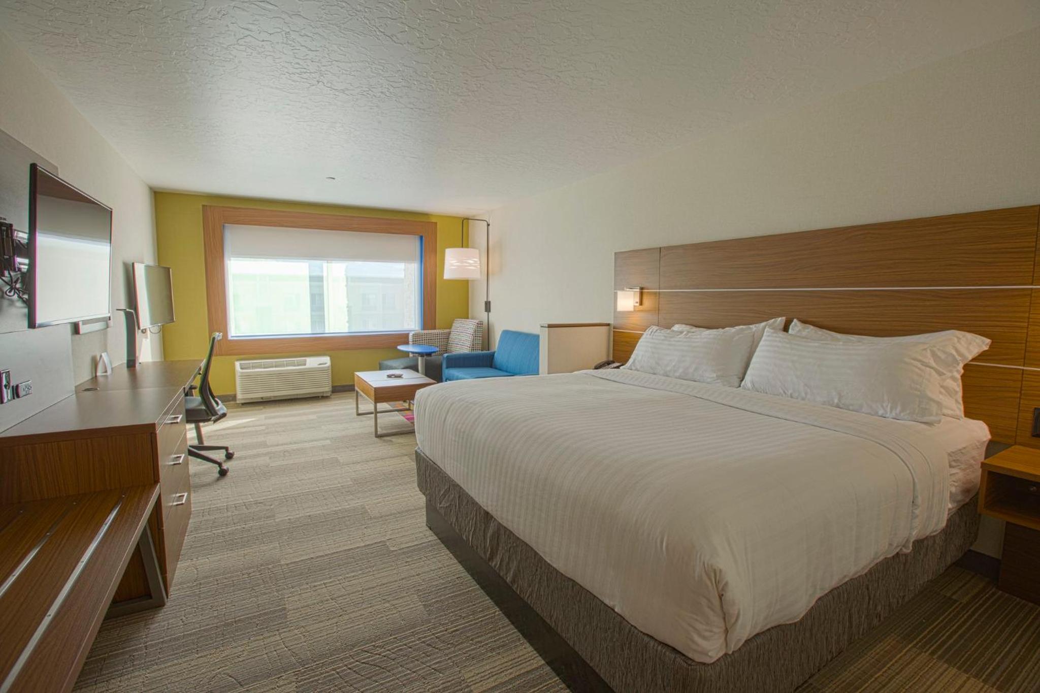 Suite, King Bed, Sofa, Accessible