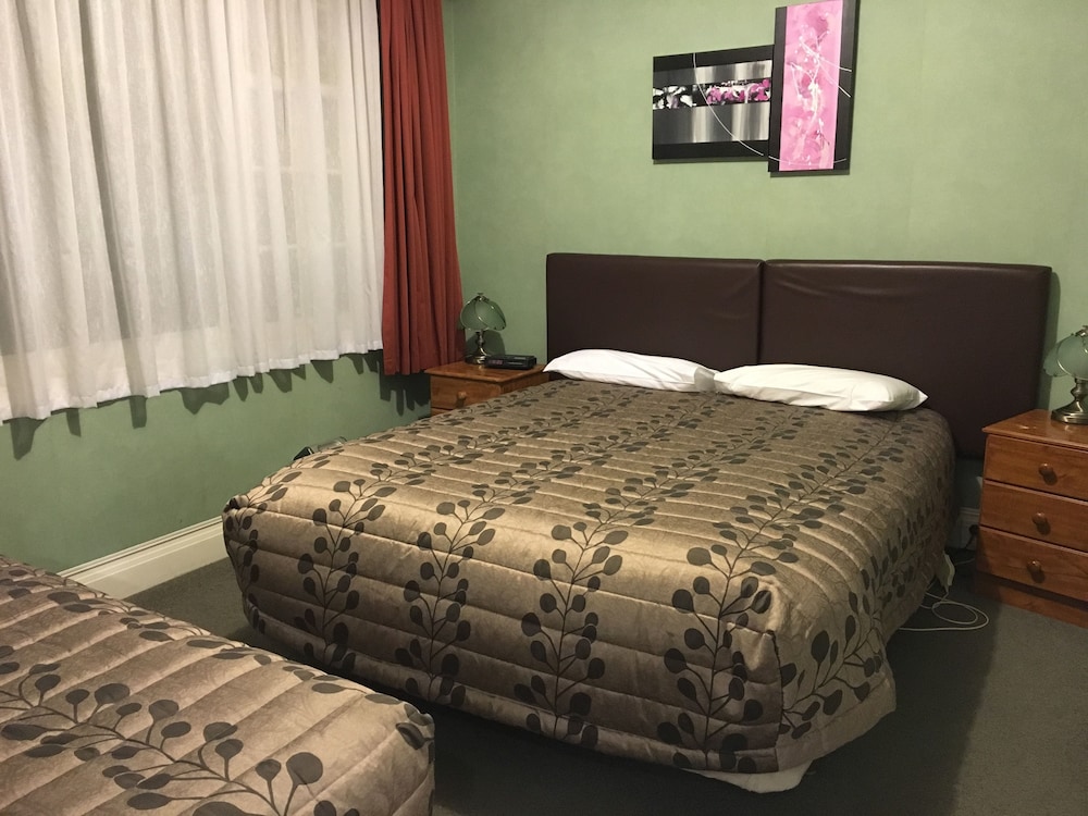 Colonial Motels on Mary Street 12/42