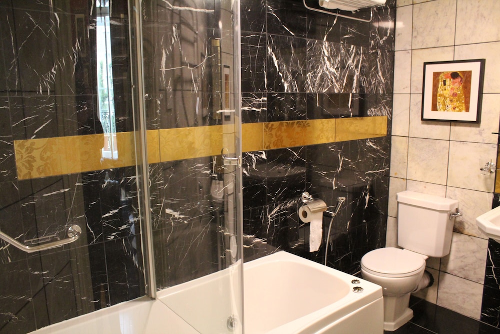 Opulence Centra London Hotel 13/75