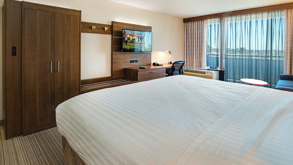 غرفة قياسية بسرير كينج بإطلالة على المسبح، Holiday Inn Express Fullerton Anaheim 2/5